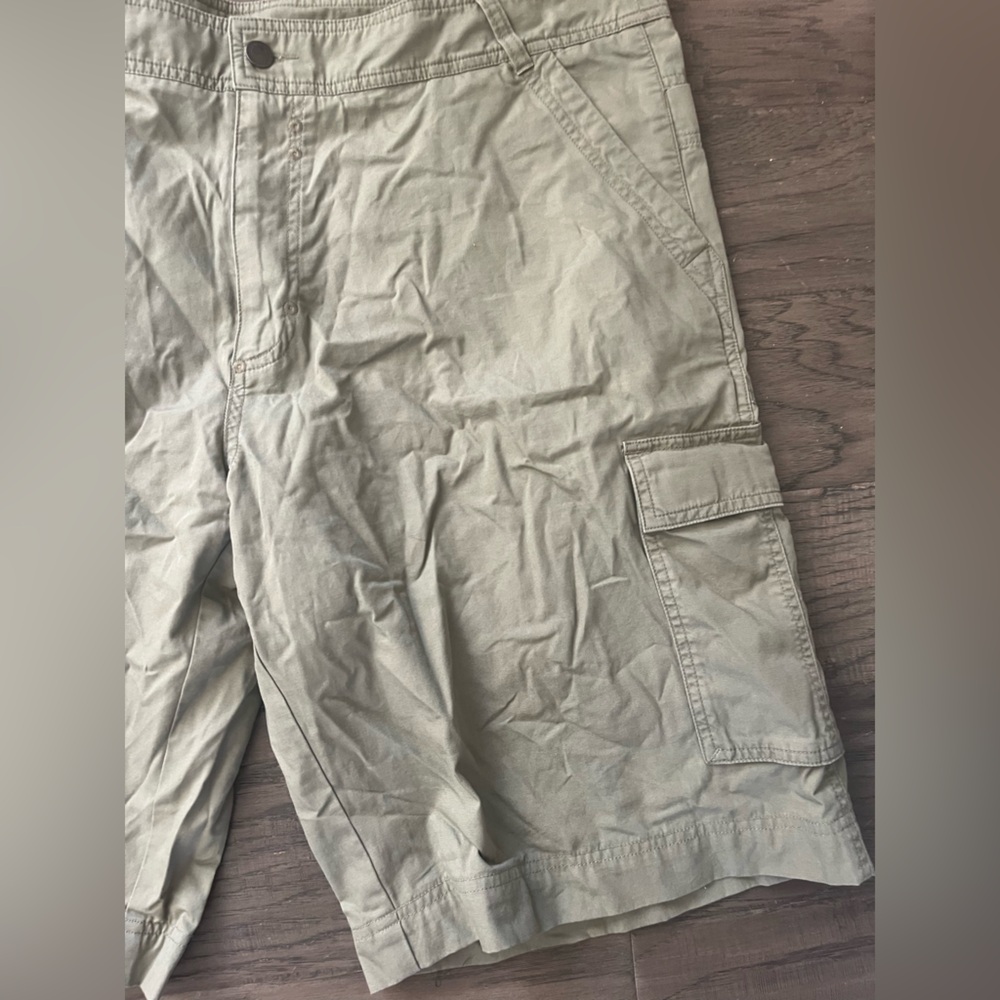 Patagonia Men's Organic Cotton Olive Cargo Shorts - Picture 3 of 10